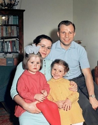 Юрий Гагарин с семьей