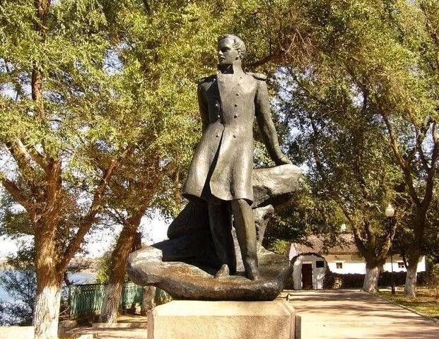 Памятник Лермонтову в Тамани
