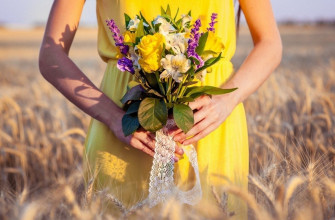 женские руки с цветами, цветы