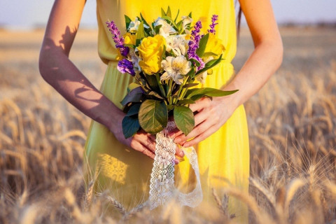 женские руки с цветами, цветы