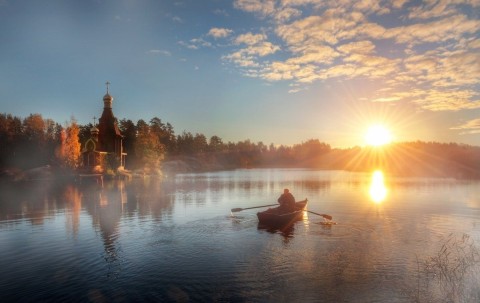 Храм Андрея Первозванного, река, лодка, огонек