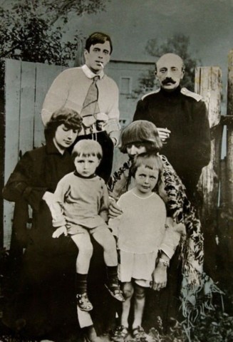 Марина и Анастасия Цветаевы с детьми, Сергей Эфрон и Маврикий Минц (муж Анастасии)